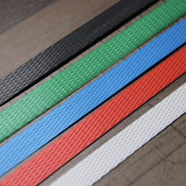 “Comparison of different colors and sizes of PP strapping bands for various packaging needs
